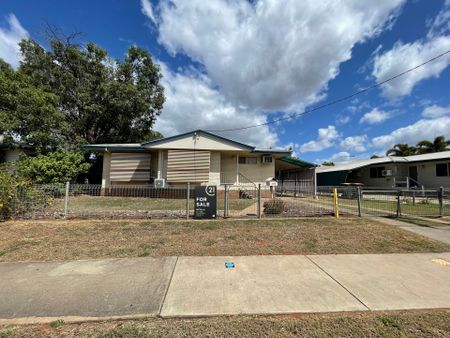 Low Set House with Pool - Photo 5