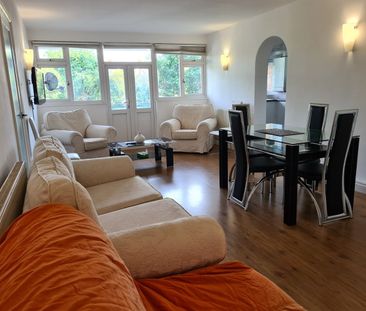2 Bed Flat, Courtney Towers, IG2 - Photo 1