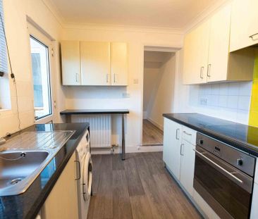 3 bedroom end of terrace house to rent - Photo 2