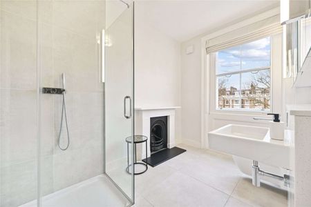 A brilliant studio flat is situated in the sought after location of Cranley Gardens just moments from all the local amenities of South Kensington - Photo 5