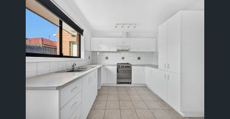 Spacious and Freshly Updated Home in a Convenient Altona Location - Photo 5