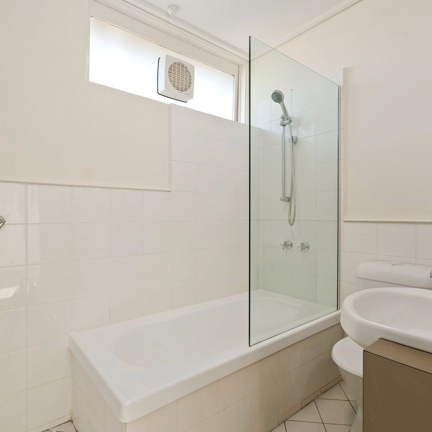 Bright Rear Top-Floor Apartment - Photo 1