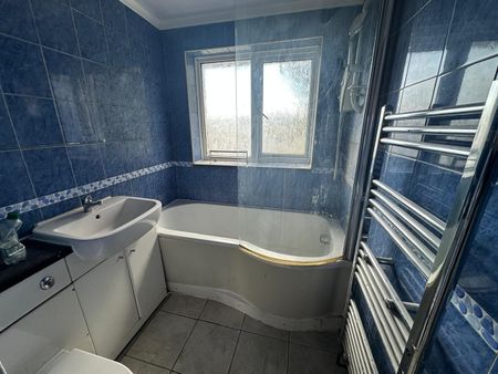 4 Bed Terraced House, Tenby Drive, LU4 - Photo 5