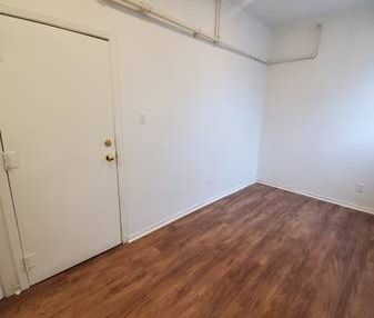 Toronto Bachelor Apt Available Utility Inclusive - Photo 1