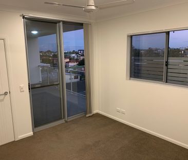 Prime Location - Spacious 2 Bedroom Apartment - Photo 3