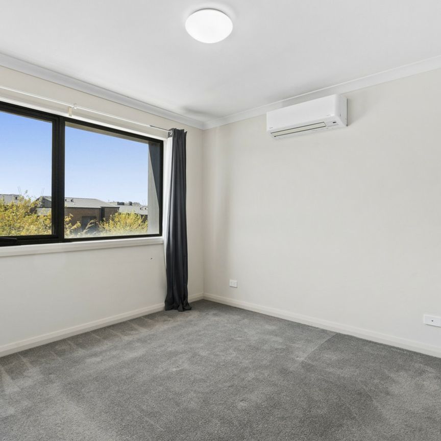 Spacious Townhouse In An Ideal Location! - Photo 1