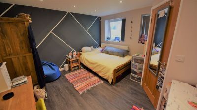 3 bedroom House in Hyde Park Close, Leeds - Photo 3