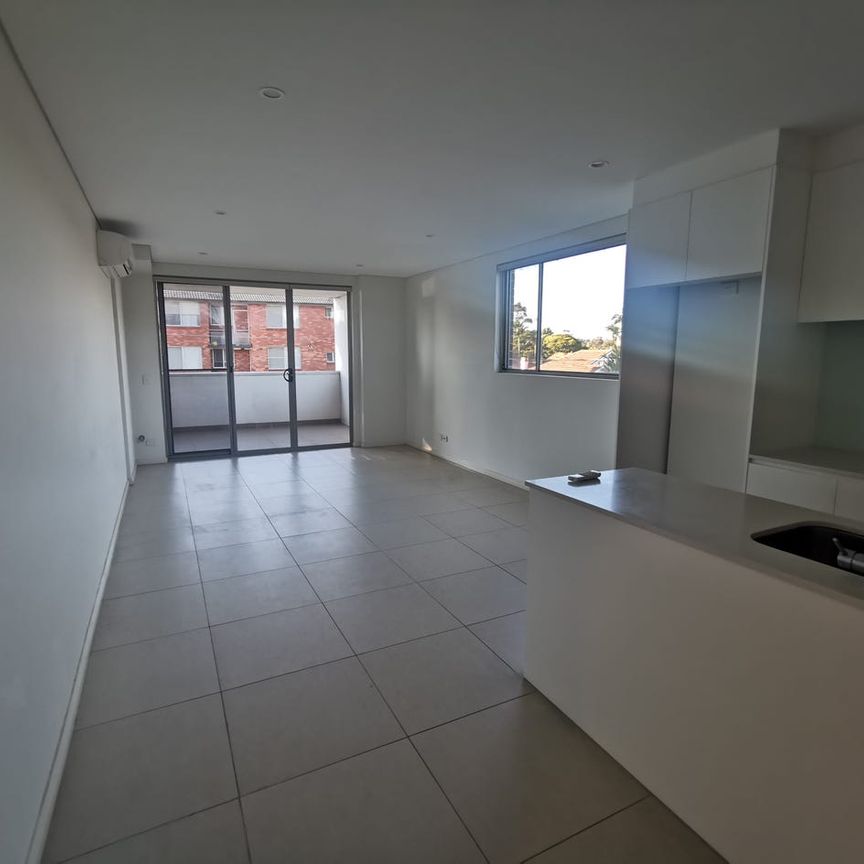 FULL TILED LIVING AREA CLOSE TO PUBLIC TRANSPORT - Photo 1