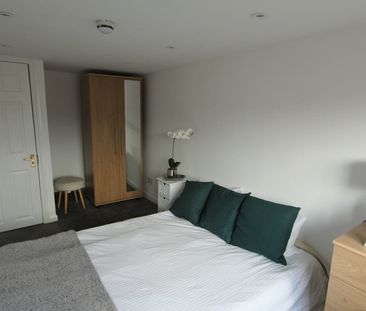 6 Bed Terraced House, Grange Avenue, RG6 - Photo 6