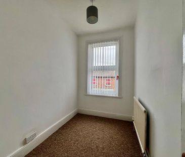 4 bedroom semi-detached house to rent - Photo 3