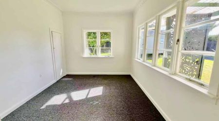 Family-Friendly 3-Bedroom Home with Study - Photo 3