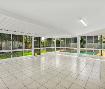 13Kw SOLAR, POOL, SIDE ACCESS, RUMPUS ROOM - Photo 2