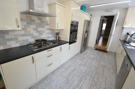 1 bedroom in a house share to rent - Photo 4