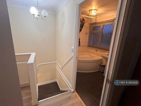 3 bedroom semi-detached house to rent - Photo 4