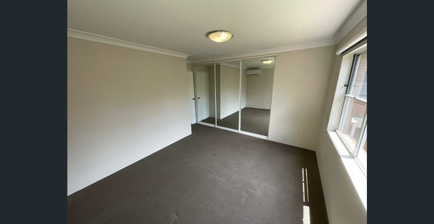 Peaceful apartment with 2 balconies & prime position - Photo 1