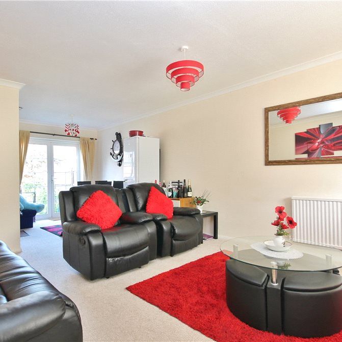 Kingfisher Drive, Staines-upon-Thames, Surrey, TW18 4RR - Photo 1