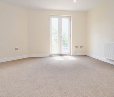 Guide Price £1,600 pcm - Available Now - Unfurnished - Photo 2