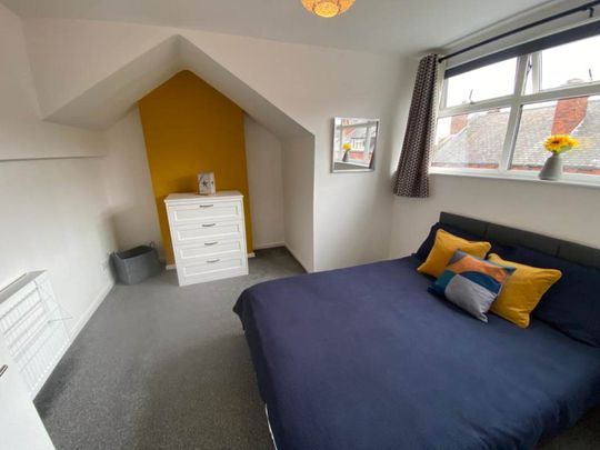 Edinburgh Grove (room 5), Armley, Leeds - Photo 1