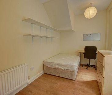 3 bedroom flat to rent - Photo 2