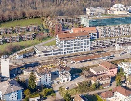 Modern 2.5-room apartment directly at the train station - Photo 1