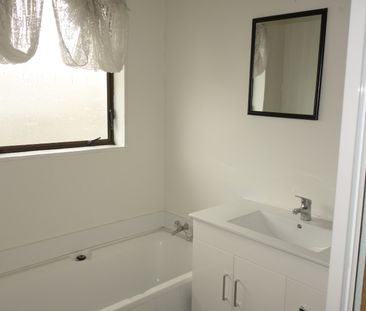 Tidy 3 Bedroom Unit in Redwood - Photo 2