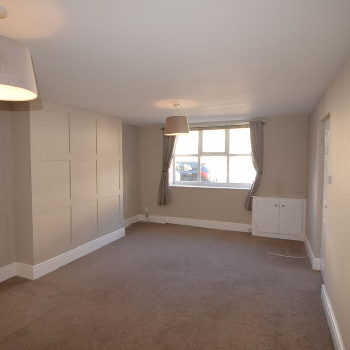 To Let 3 Bed Semi-Detached House - Photo 1