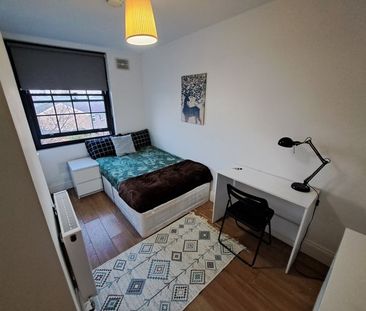 Room in a Shared Flat, Langdon Park Station, E14 - Photo 1