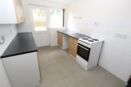 2 bedroom ground floor flat to rent - Photo 3