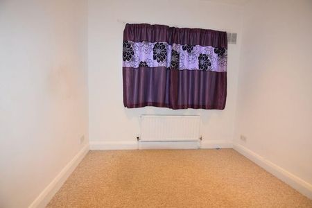 2 Bed Flat, East Street, IG11 - Photo 3