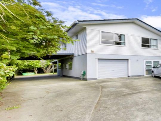 Botany Downs, 10 Yarra Place - Photo 1