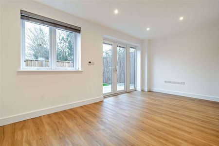 Semi-detached energy efficient home with driveway - Photo 4