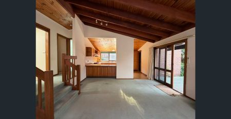 AN EASY STROLL TO MACEDON SQUARE SHOPS! - Photo 3