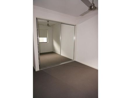 MODERN DUPLEX IN QUIET STREET - Photo 4