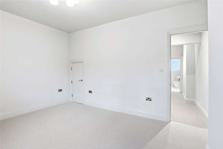 Fully renovated three to four bedroom house with a patio garden, located in Elephant and Castle. - Photo 3