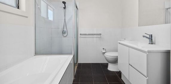 Modern design, spacious, and air-conditioned. - Photo 2