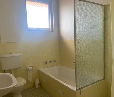 Top floor apartment offering convenient lifestyle - Photo 4