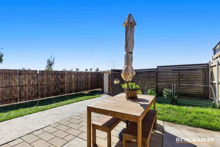 BRIGHT & SUNNY THREE BEDROOM IN 'THE RESERVE' - Photo 4