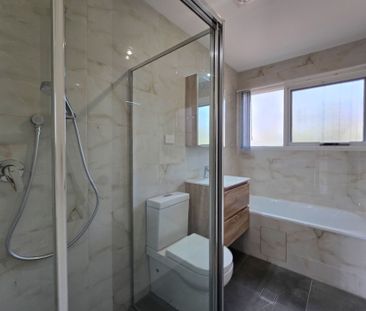 Beautifully Renovated Villa Offering Stylish Low-Maintenance Living - Photo 5