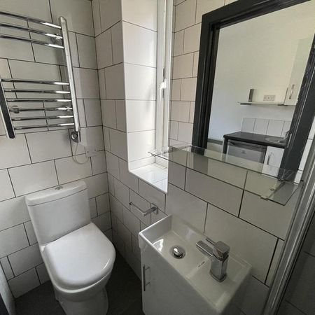 1 bedroom in a house share to rent - Photo 3