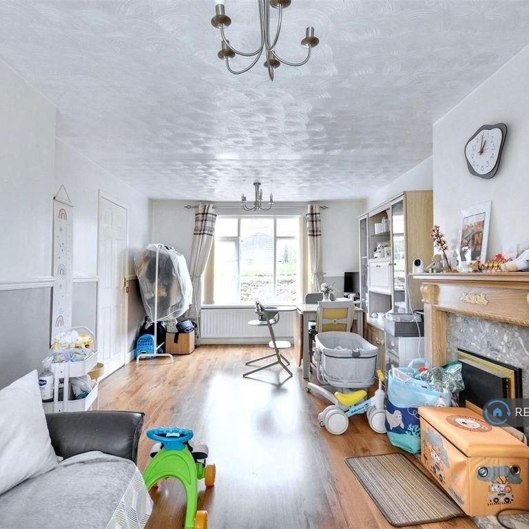 3 bedroom end of terrace house to rent - Photo 1