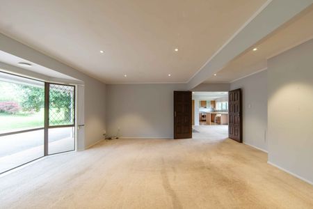 Spacious 6-Bedroom Home with Lifestyle Setting - Minutes from Hamilton Airport - Photo 4