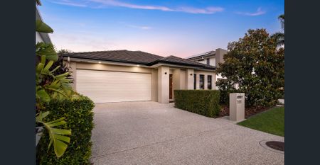 Prestige Fairway Boulevard Living – Pristine Low-Set Home with Pool - Photo 2