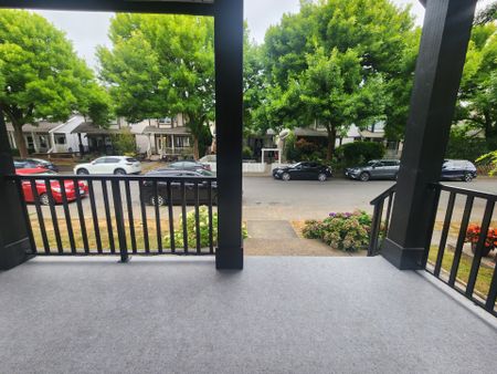 Stunning Three Bedroom House with Central AC in Clayton/Cloverdale, Surrey - Photo 2