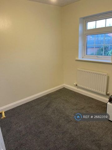 4 bedroom semi-detached house to rent - Photo 4