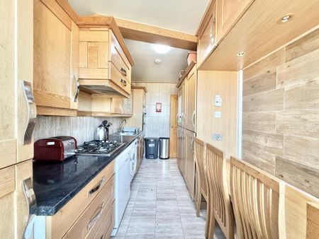 4 bedroom flat to rent - Photo 2