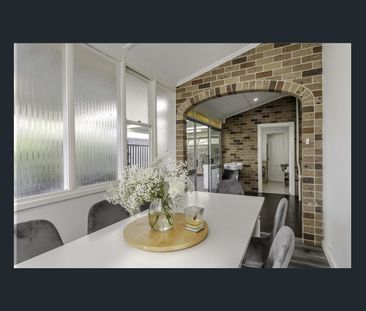 Three Bedroom Art Deco Modernised Home - Photo 4