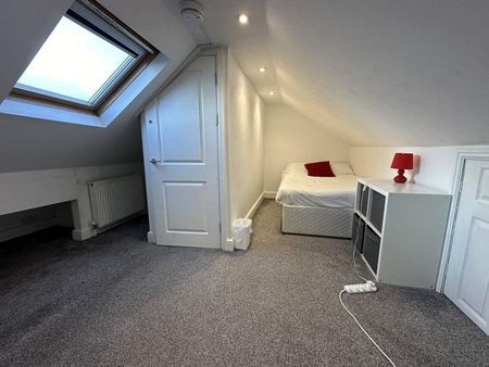 1 bedroom in a house share to rent - Photo 3