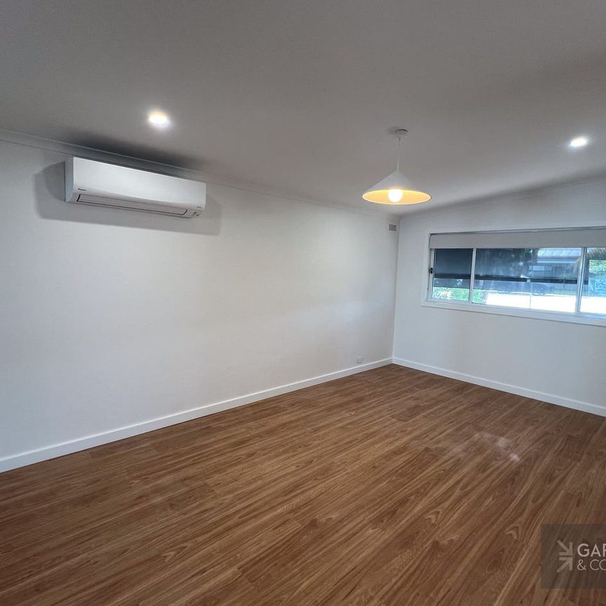 Light-filled, freshly renovated, and perfectly positioned – a home to love! - Photo 1