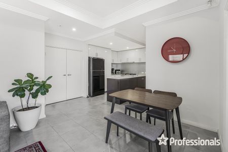 Spacious 3 Bedroom, 2 Bathroom Front Villa | Initial 6-Month Lease - Photo 4