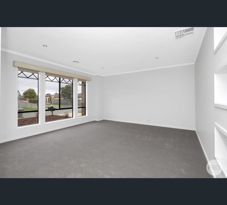 33 Clifton Street, Delacombe, Vic 3356 - Photo 3